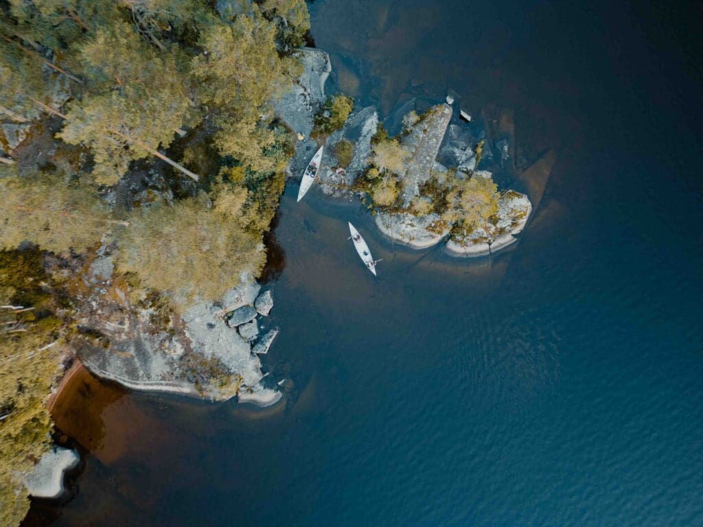 kanoës sur l'île suédoise