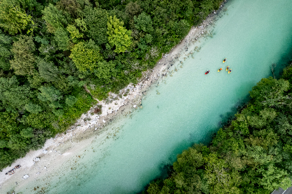 Des Packrafts in der Soca, einem Fluss in Slowenien.